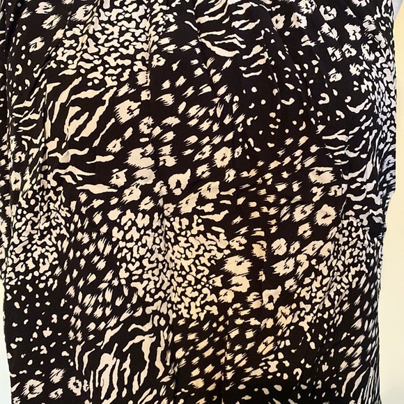 ⭐️Host Pick⭐️Tahari top - Picture 4 of 14